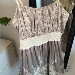 Klänning - En fin klänning som tyvärr inte passar mig🤗 längst ner är det som en resår som gör den  lite puffig, men tight längst upp💗 töjbara band högst upp💗bara att ställa frågor, kan självklart diskutera pris, köparen står för frakt 🩷