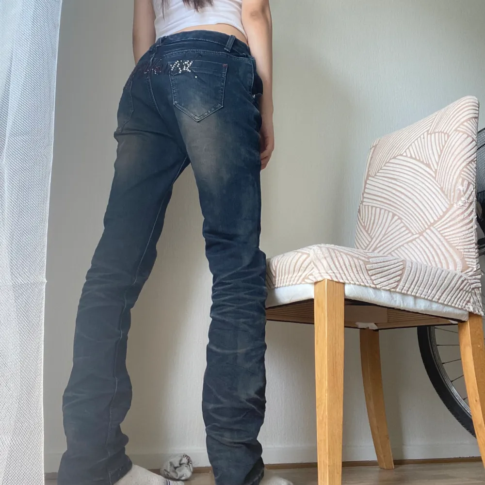 Lågmidjade ed Hardy jeans, har sytt midjan så att de blivit mindre. Vissa stenar har lossnat. Midjemått : 37 cm rakt över, Innerbenslängd: 77cm. Jeans & Byxor.