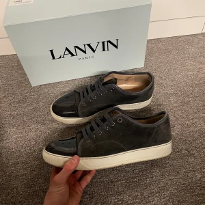 Lanvins Elephant Grey  - Tja! Säljer mina Lanvins som tyvärr är för stora, storlek UK7 men passar 42-43! De är i färgen ”Elephant Grey” vilket är den mest populära färgen! Väldigt fint skick utan stora defekter. Allt OG finns och säljer dom för endast 2600🤩 