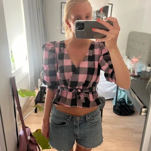 Zara topp - Rutig topp från zara i mycket bra skick 