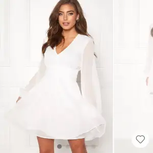 En superfin vit klänning från bubbelroom i storlek M, säljs pågrund av för liten, finns fler bilder om det behövs!! 700kr ny säljes för 400kr🩷