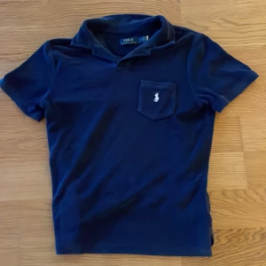 Polo Ralph lauren Frotte pike  - Polo Ralph lauren Frotte pike i färg mörkblå. Tröjan är i storlek S och är gjord av materialet Frotte. Tröjan är perfekt för en sen kväll nu under sommartider. Nypriset är 1600 och mitt pris är 800. Tröjan är knappt använd och är i mycket bra skick!!