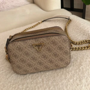 Guess väska  - Knappt använd nyskick