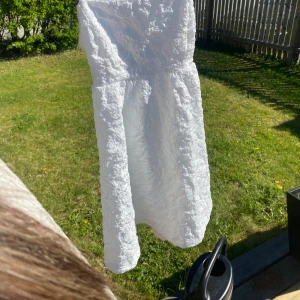 Vit sommar klänning, använd fåtal gånger  - Bra skick, lite stor i storleken.