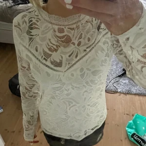 Vit spetstopp - Vit spetstopp/ blus i strl xs/s Bra skick