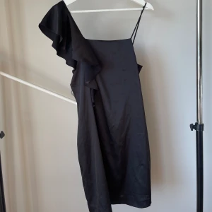Klänning - Klänning köpt från sellpy, aldrig använd. Supersöt!!