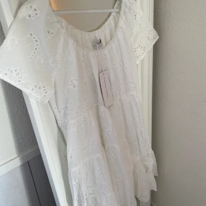 Klänning  - Jättesöt spets klänning i nyskick 🤍🤍oversize
