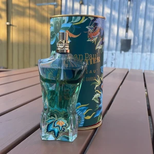 Jean Paul Gaultier paradise garden - Nästan ny, fick den för nån vecka sedan ca 120 ml av 125ml  i flaskan ny pris är 1450kr. En väldigt god doft som räcker länge. Säljer denna parfym på grund av att en familjemedlem är alergisk mot parfym och är extra känslig mot denna. 