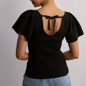 topp - säljer den här jättesöta toppen från only, nypris 349!!💓i princip aldrig använd!!skriv för egna bilder på!!💓