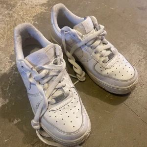 NIKE skor 36 - Säljer ett par vita Nike skor i storlek 36. Väldigt fin skick! Köparen står för frakt :) går bra att hämta på plats!