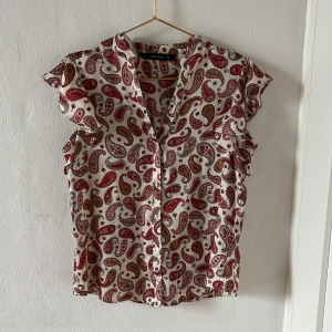 Söt sommarblus  - Söt sommarblus från Zara.💕💗 Kanppt använd och som ny⭐️Går ej att köpa i butik länge. (Köpare står för frakten)