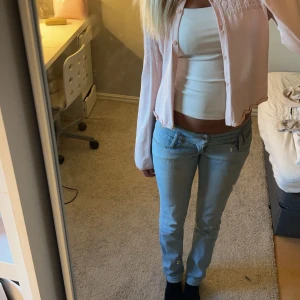 Gullig kofta - Jätte fin kofta, säljs då den ej kommer till användning 