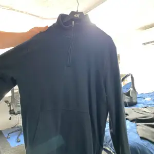 En half Zip mörkblå tröja från Dressmann i storlek L. Är i bra skick, men skönt material och bra kvalitet. Köparen står för frakten! 