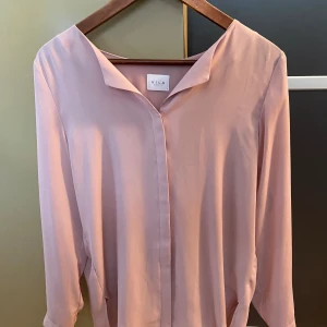 Blus från Vila - Storlek Small, typ aldrig använd. Superfin färg :)