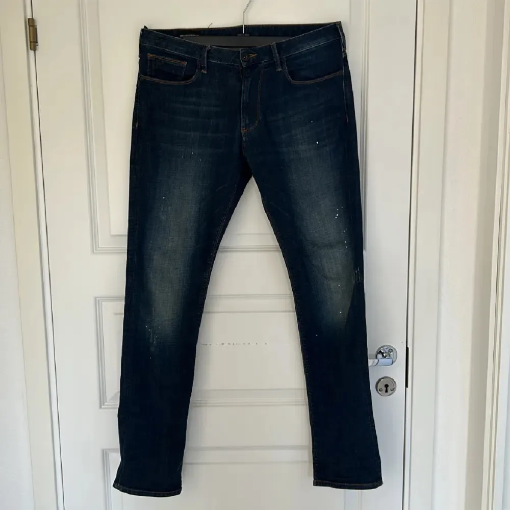 Äkta armani jeans Strl: 31/32 Skick: 9/10 Nypris: 1600kr Skriv om ni har några funderingar💫. Jeans & Byxor.