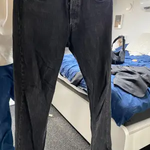 Levis jeans i modellen 501 i storlek W:32 L:34. Säljs då dom inte passar länge, är i fint skick. Köparen står för frakten