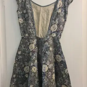 Custom made summerdress, open back and short slightly structured sleeves. Linen fabric made in Japan. Mid thigh/knee length