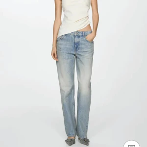 Mango low-Waist jeans! - Säljer dessa lågmidjade jeans ifrån Mango! Aldrig använda och lapparna sitter kvar! Glömde returnera i tid därav att jag säljer två par! Dessa är Storlek 36!❤️ säljer även att par 38 i en annan annons! nypris 599kr!❤️