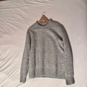 Zara crewneck - •Lite fluffigt material perfekt till kallare väder •Sitter perfekt för M  •9/10 •Nypris 600