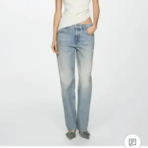 Säljer dessa lågmidjade jeans ifrån Mango! Aldrig använda och lapparna sitter kvar! Glömde returnera i tid därav att jag säljer två par! Dessa är Storlek 38!❤️ säljer även att par 36 i en annan annons! nypris 599kr!❤️