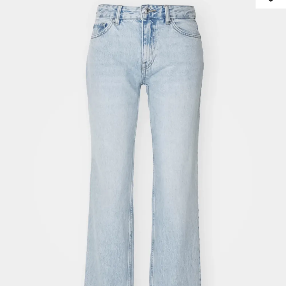 Raka blåa jeans från gina  Säljer eftersom jag tycker dom är lite för ljusa  ( pris kan diskuteras). Jeans & Byxor.