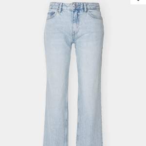 Raka blåa jeans från gina  Säljer eftersom jag tycker dom är lite för ljusa  ( pris kan diskuteras)