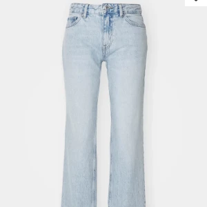 Ljusblåa raka jeans 💋 - Raka blåa jeans från gina  Säljer eftersom jag tycker dom är lite för ljusa  ( pris kan diskuteras)
