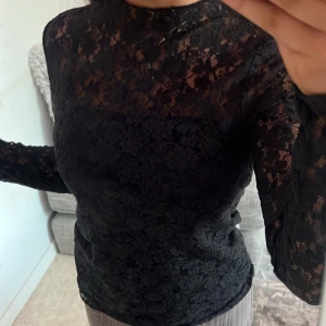 Tröja med spets - Säljer en jätte fin tröja med spets från kappahl i storlek xs, köpt för ett tag sen men har aldrig använt, pris går även att diskuteras vid snabb affär🩷🌸 dm för mer information och bilder.