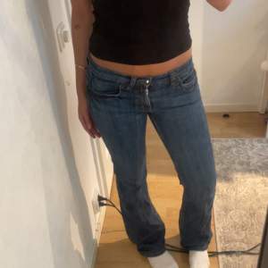 Lågmidjade bootcut jeans från Vinted som aldrig är använda av mig, passar mig som har 28/38 i jeans, är 168cm