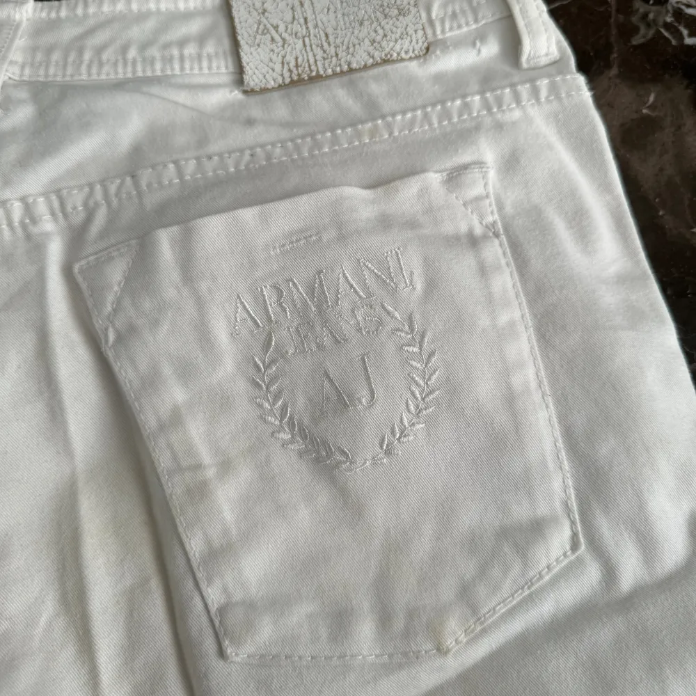 Säljer dessa lågmidjade jeans från Armani jättefina nu till sommaren. De är i bra skick. Kom privat för frågor 🫶. Jeans & Byxor.