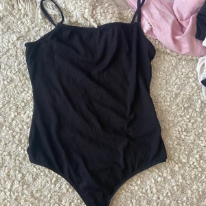 Svart Body  - En helt oanvänd svart body från NAKD. 