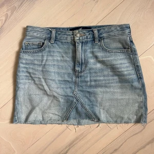 Jeanskjol - Jättefin kjol från Hollister som är några år gammal. Ljusblå färg i storlek W25, skulle säga att det passar någon som har XS men även S. 