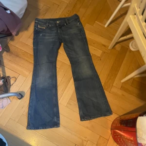  Blå Diesel jeans storlek 29 - Storlek 29, aldrig använda, utsvängda 