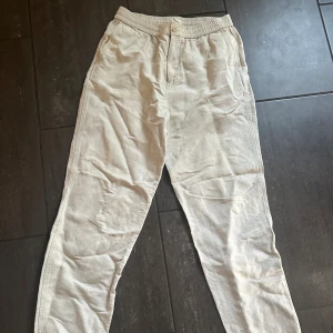 Chinos - Min lillebror har blivit 195 så vuxit ur en del kläder som jag nu säljer åt honom🤝 Vill ni ha bilder på hur kläderna sitter på så är det bara att skriva så löser vi☀️☀️  Beigea chinos