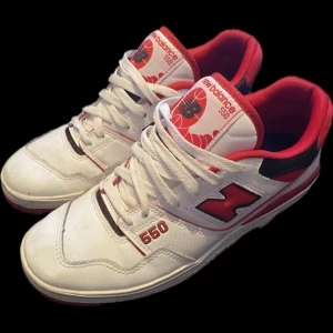 New balance 550 - Super sköna skor som passar bra till mycket kläder. Cond: 8/10. Storlek:44. Nypris: runt 1300kr. Använd några gånger men blev för små under tiden. Låda tillkommer inte. Skriv vid frågor