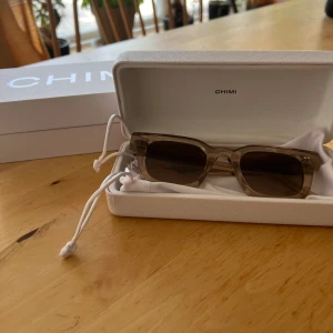 Chimi 04 - Jätte fina solglasögon från Chimi i modell 04 ecru. Köpta nya förra året och knappt använda, inga defekter. Kommer med box, fodral och allt som kom med när jag köpte dem. Pris kan diskuteras