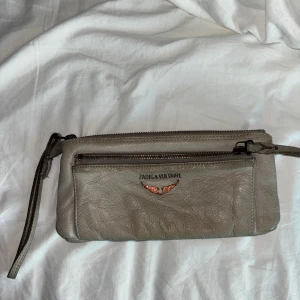 Zadig & Voltaire Wallet - Tidig Zadig clutch med patina, allt funkar som det ska dock. Färgen är lätt beige/grön i verkligheten.