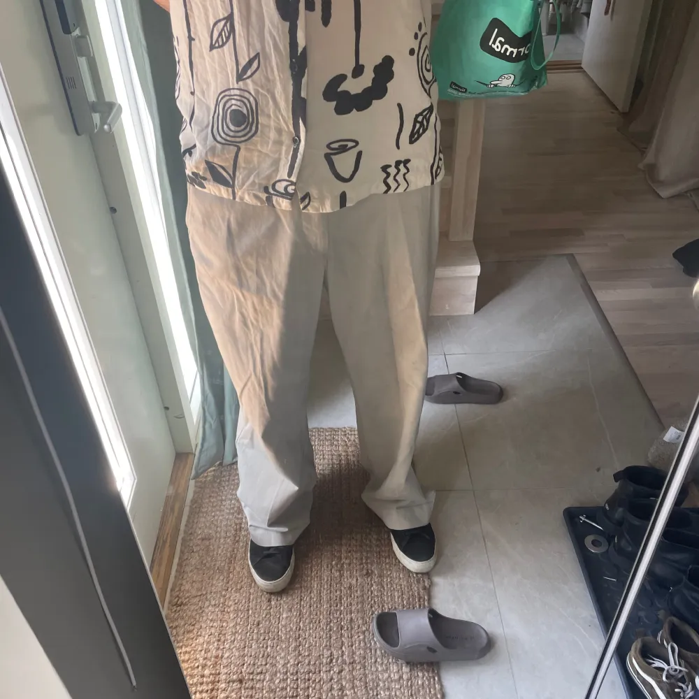 Ett par beiga Chinos från Cos, väldigt skön passform och faller snyggt över skorna! Jag har w33 och är 186cm, sitter väldigt bra Köpta för 1.200 men säljer för 350. Farkut & Housut.