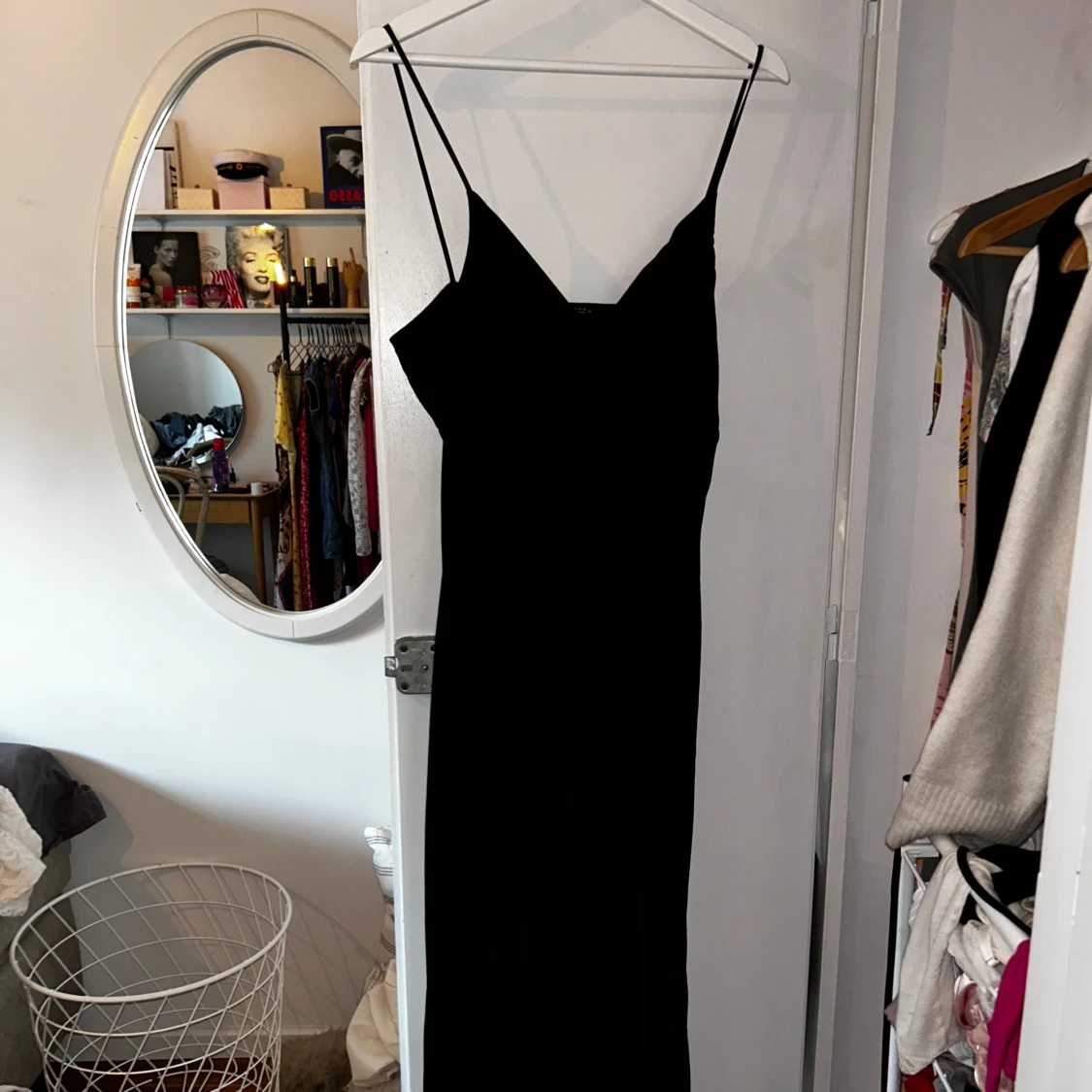 Svarr långklänning med knappar