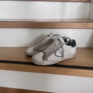 Phillppe model - Sjukt snygga phillpe model  Storlek 41 men passar 42 också Skick 9/10