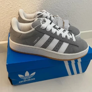 Nya gråa Adidas Campus 00s -storlek 36 2/3 - Adidas Originals Campus 00 s j Storlek: 36 2/3 Färg: Grå Nya och oanvända. Ligger kvar i kartong. 