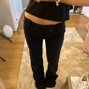 Lågmidjade kostymbyxor  - Super fina lågmidjade kostymbyxor med prislappen kvar från tiger mist i storlek xxs köpte för 600kr + tull kostnad 