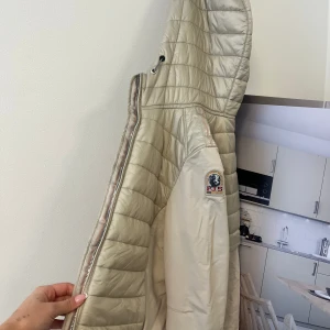 Parajumpers hybrid Dam stl XS - Helt ny Parajumpers jacka, endast testad. Stl XS.   Vid snabb affär kan pris diskuteras.