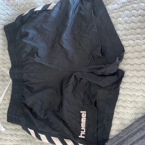 hummel shorts  - hummelshorts i strl S, kan behöva strykas men annars i perfekt skick!