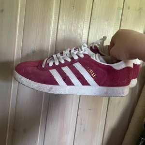 Adidas gazelle - Röda adidas gazelle, använd 3ggr. Nypris 1200kr 💥 storlek 38! 