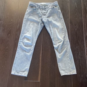 Jack & Jones jeans - Ett par snygga ljusgråa Jack and Jones jeans. Perfekta nu till sommaren. Jeansmodeller är loose chris men passar mer som en straight fit. Hör av er vid några funderingar 😀 