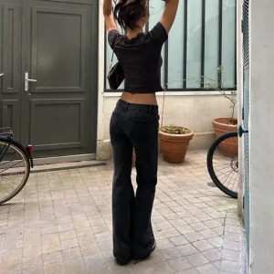 Alobha Grey Jeans 01 - Säljer mina jättefina jeans från ALOBHA. Helt nya med prislapp, säljer pga glömde lämna tillbaka. Nypris är 1000kr. Innerbenslängden är 80,4cm. 