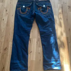 Jätte snygga true religion jeans. Använda endast fåtal gånger. Rainbow Ricky modell, storlek 30. Midjemått: 84cm innerbensmått: 80cm Benöppning: 21cm 