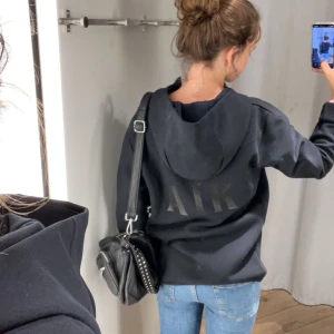 Nike tech fleece AIK  - Säljer denna nike tech limited edition fleece som jag köpte från AIK-shopen i somras (2023). Det står AIK på ryggen och logga på framsidan. Har inte använt så mycket, inga slitninga 💓 nypris - 1600kr 💓 (skriv privat för bättre bilder)