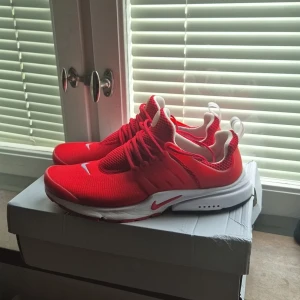 Nike presto - Tjo, säljer ett par unika nike presto. Knappt använda så de har samma skick som helt nya. Storleken är 41.